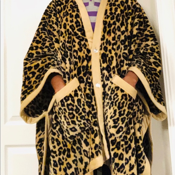 Soft cozy leopard print wrap - Picture 3 of 8